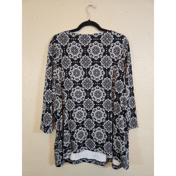 Croft & Barrow Women's Black White Medallion Print‎ Boat Neck Knit Top Size 2X - Picture 2 of 5